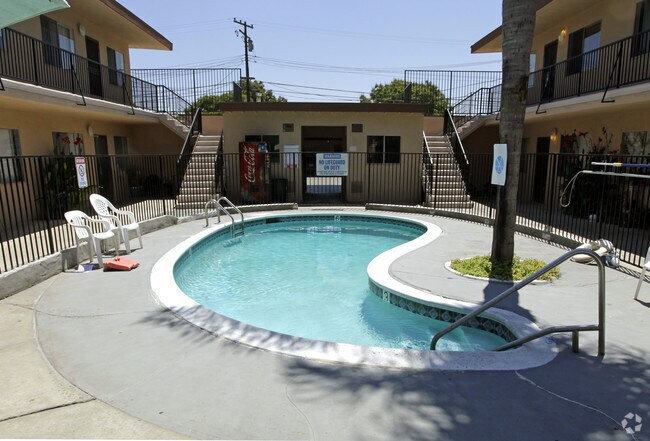Piscina - The Palms Apartments