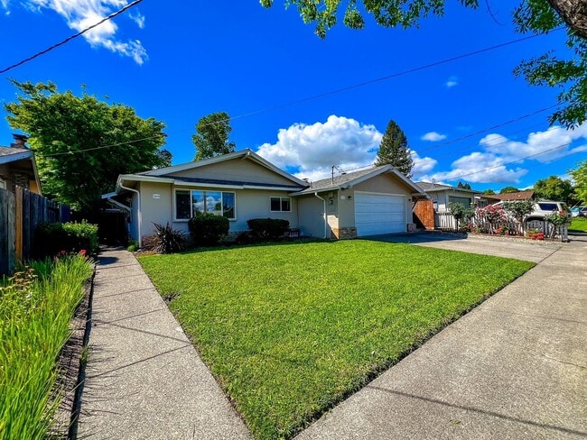 Foto del edificio - Single-Level Bel Aire Home with Spacious Layout