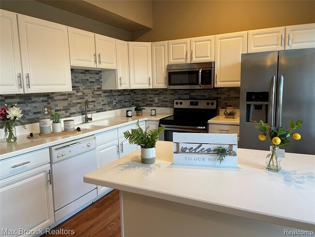 Foto del edificio - 924 Sandalwood Dr