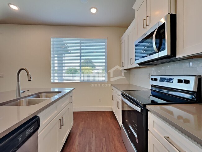 Building Photo - 967 N Nichole Ave