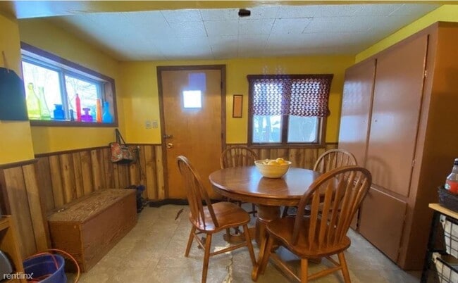 Building Photo - 3 br, 1 bath House - 944 E 24th St