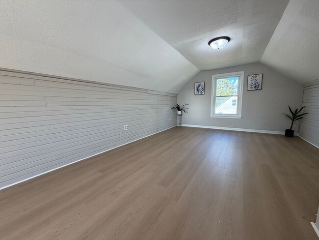 Building Photo - Remodeled 3 bed, 1 bath home for rent in E...