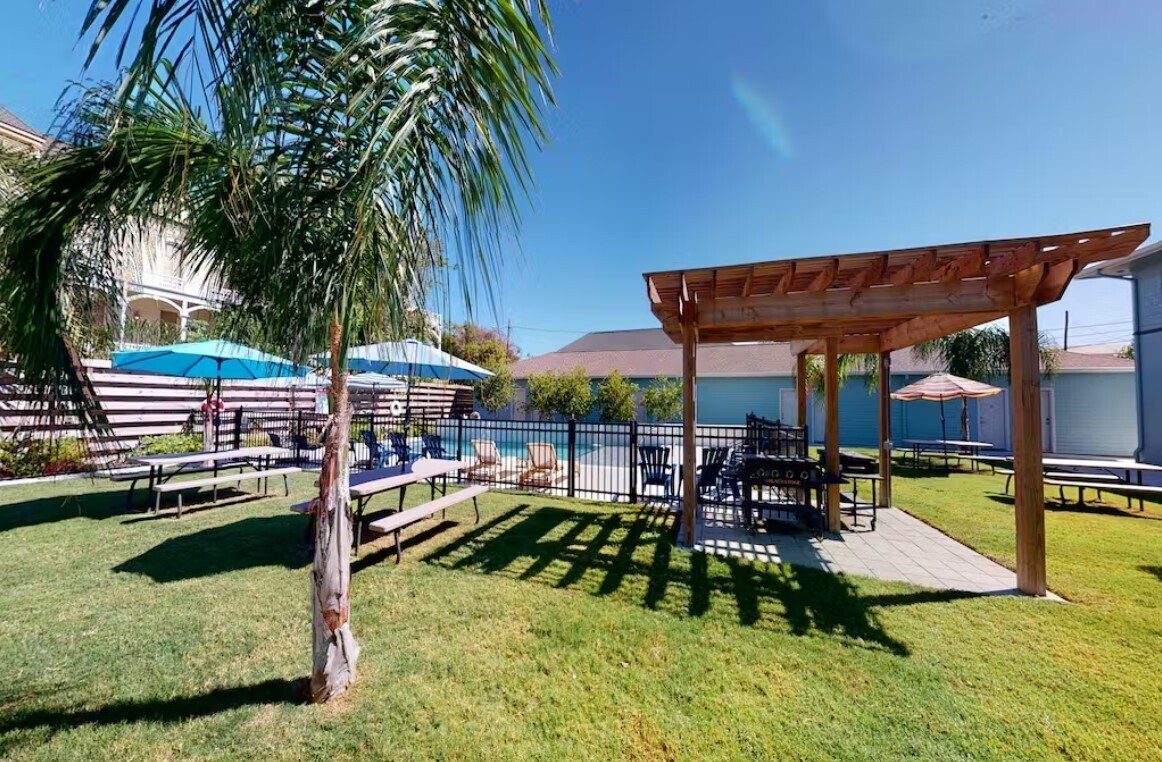 Building Photo - 2428 Bernardo De Galvez Ave