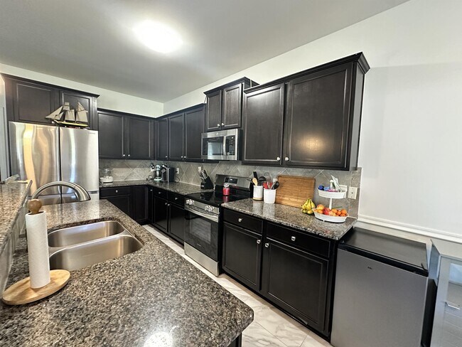 Building Photo - 206 Mango Pl S