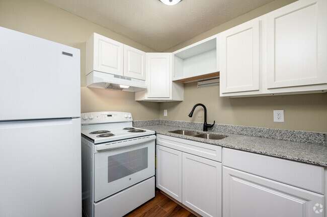 2BR, 1BA - 748SF - Kitchen - The Crossings