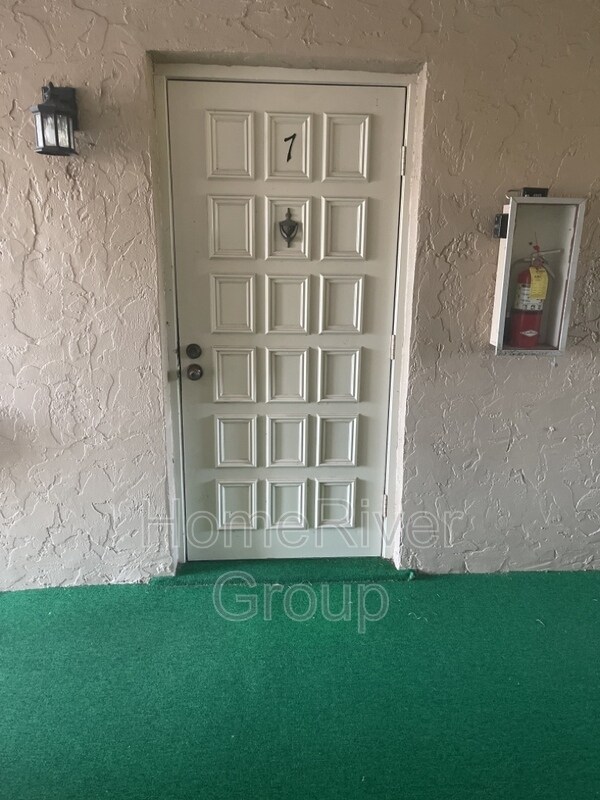 Building Photo - 1731 Golf Club Dr