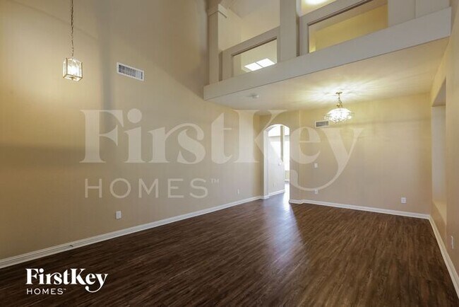 Foto del edificio - 912 E Baylor Ln