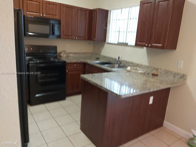 Foto del edificio - 3 br, 2 bath House - 2589 NE 4th St Unit 201