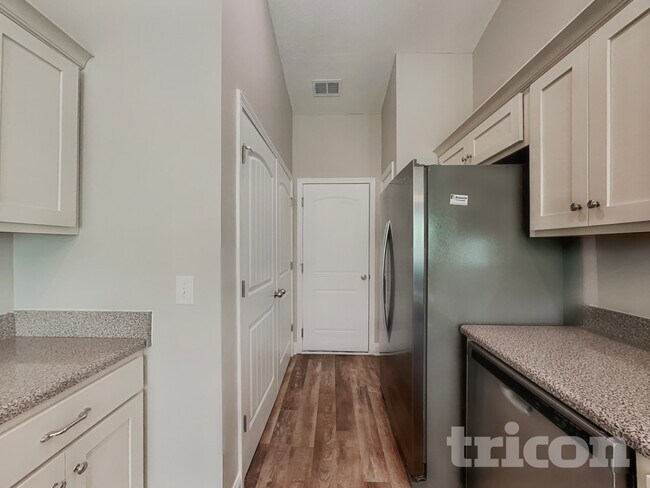 Foto del edificio - 1059 Berra Dr