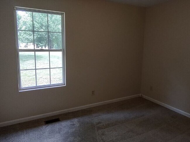 Building Photo - 253 Hunt Hollow Dr