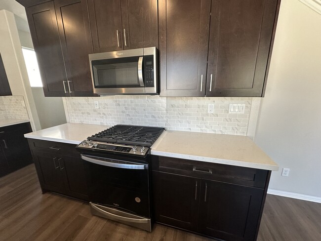 Foto del edificio - 35310 Hutchison Pl