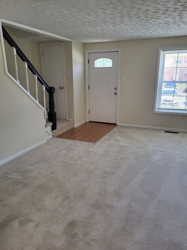 Foto del edificio - RARE 3-Bed Townhome in Fox Ridge Manor!
