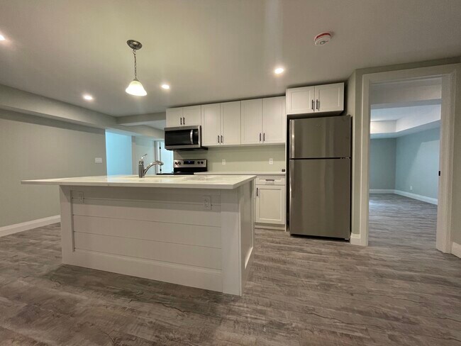 Photo du bâtiment - Charming 2-Bedroom Lower Unit in Historic Holmedale