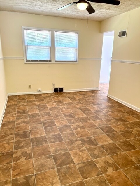 Comedor - 1537 N Kentwood Ave