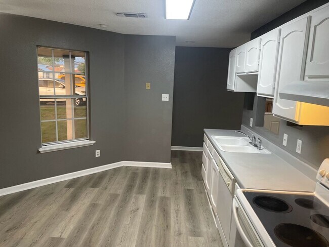Building Photo - 3702 Daniels Dr