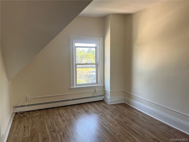 Foto del edificio - 100 Lake Rd