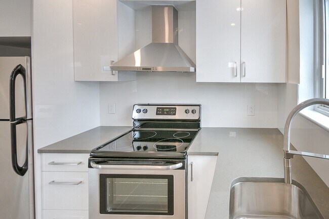 Building Photo - 2120 Av Van Horne