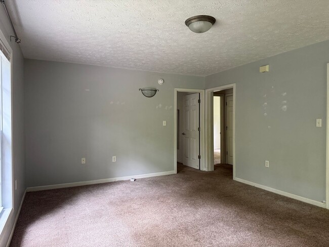 Building Photo - 4 Greenbriar Rd