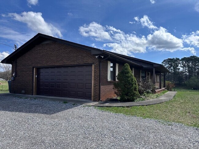 Foto del edificio - Maryville 37803 - 5 bedroom, 3 bath home - Contact Karen Robertson (865) 454-7626