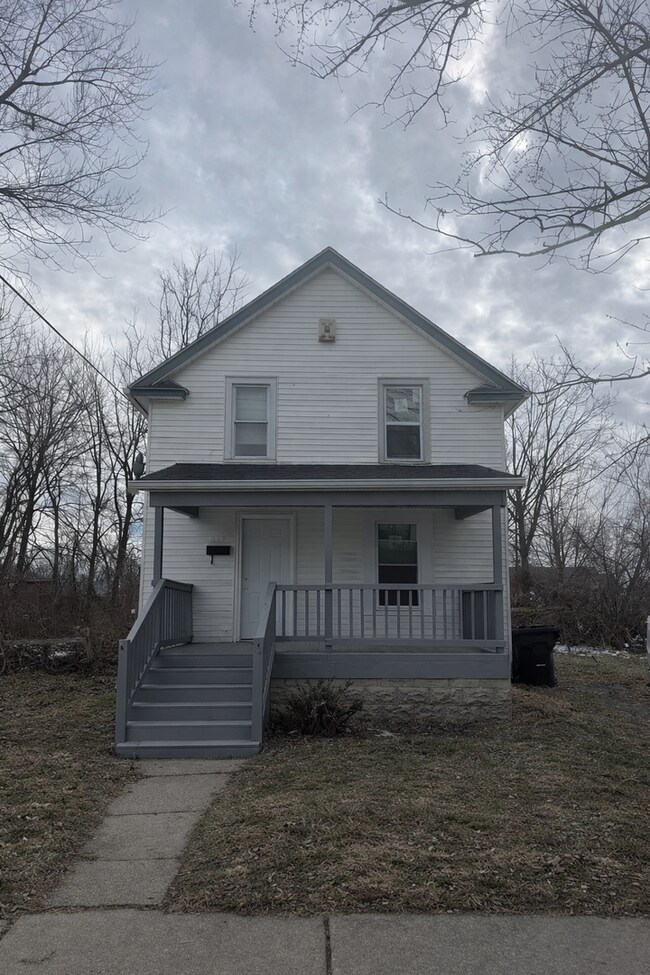 Building Photo - 617 Going St