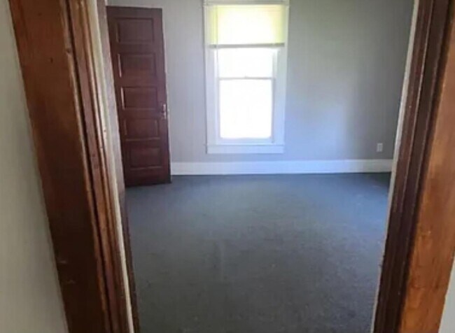 Building Photo - 1240 S Float Ave