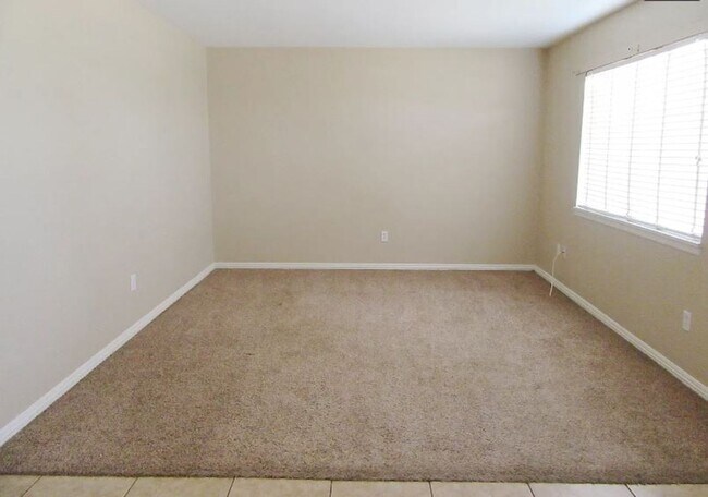 Building Photo - Single family home located in Oildale!
