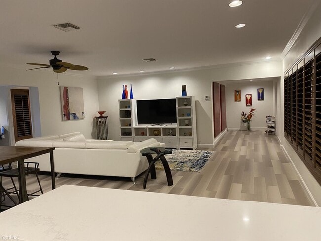 Building Photo - 2 br, 2 bath Townhome - 325 Sunset Dr Apt A
