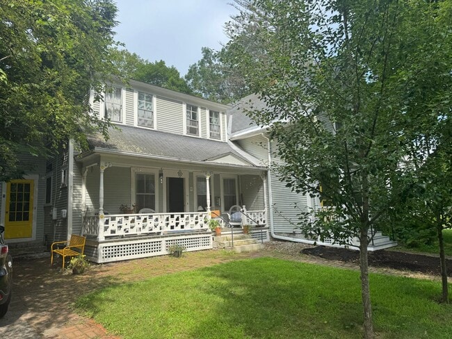 Building Photo - Short term- 4 Bedroom just two blocks from...