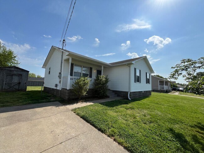 Building Photo - Adorable Home close to Fort Campbell
