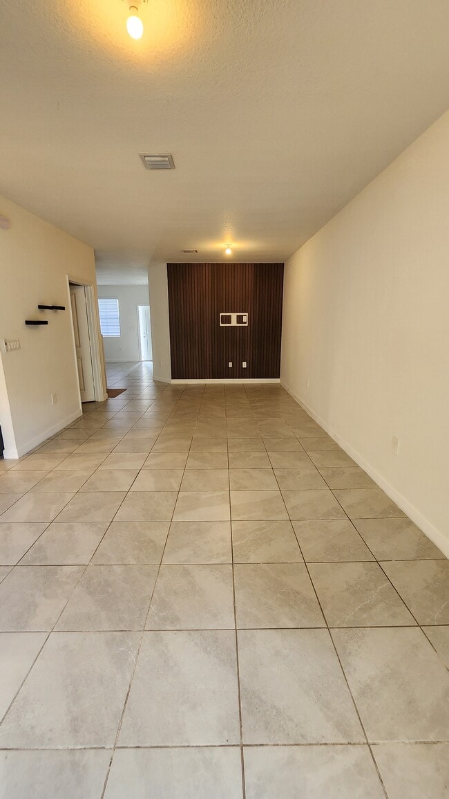 Building Photo - 1041 SE 27th Ter