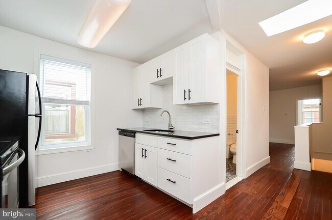 Building Photo - 1537 S 15th St