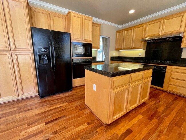 Foto del edificio - Gorgeous, Spacious 5 Bedroom 3 Bath Evergr...