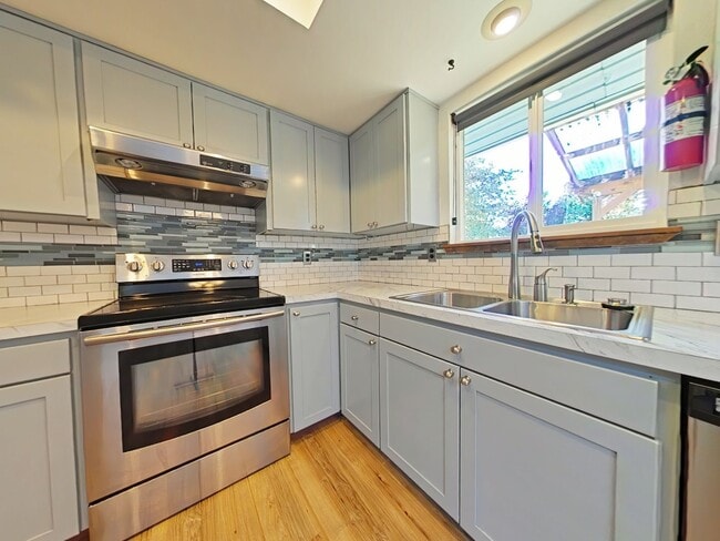 Building Photo - 2 Bedroom House ~ Philomath ~ Pet Friendly