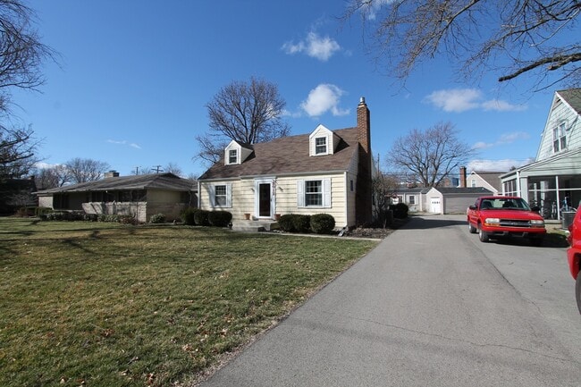 Building Photo - Beautiful 4-bedroom, 2-bathroom Spacious home! Original hard wood floors throughout!