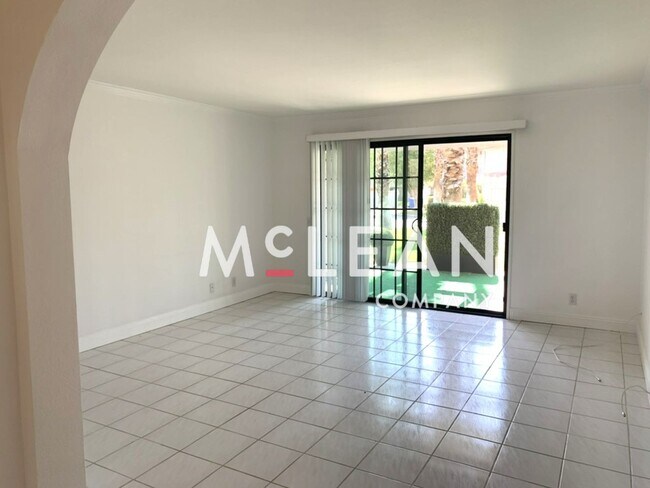 Foto del edificio - Beautiful Two Bedroom Condo in a Stunning ...
