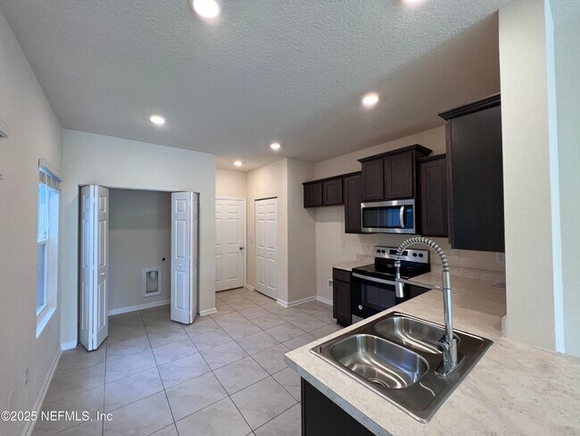 Foto del edificio - 12781 Veterans Ct