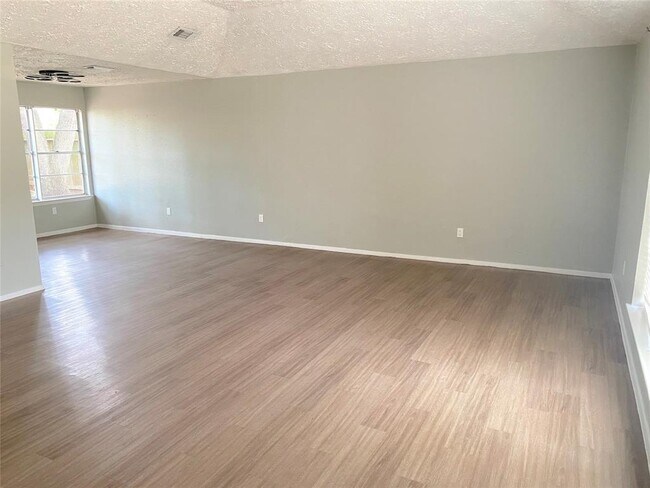 Building Photo - 16222 Summer Dew Ln