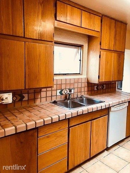 Building Photo - 3 br, 2 bath House - 2 Kings Road