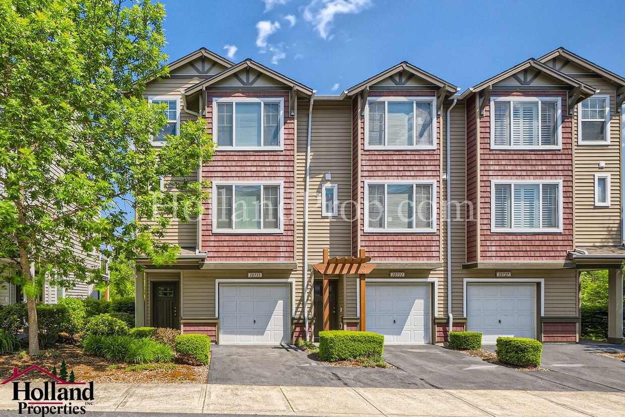 Foto principal - Wonderful 3-Story Condo in Excellent Hills...