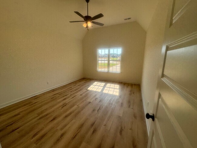 Building Photo - 8960 Acorn Ln