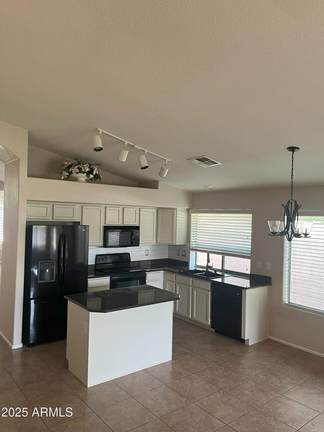 Building Photo - 2213 W Madre Del Oro Dr