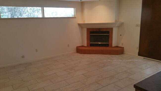 Building Photo - 620 Nelson Dr