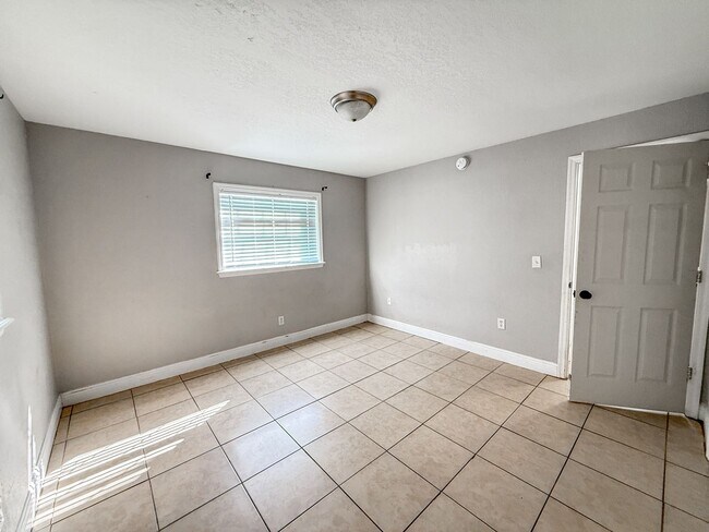 Building Photo - Charming 2 Bed 2 Bath Apartment for Rent @...