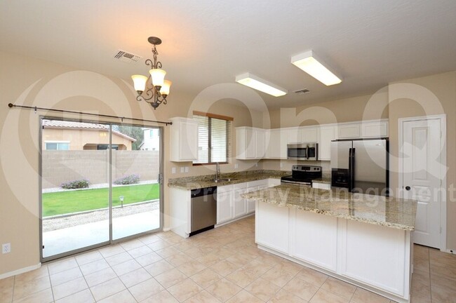 Building Photo - 3809 E Chickadee Rd