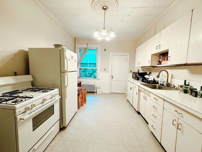 Photo - Beautiful 4 bed Close to BU available now House