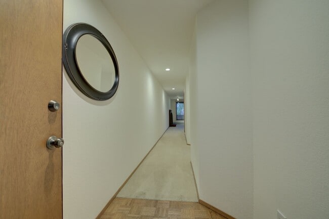 Building Photo - 2bd/1.75ba Mercer Island Condo