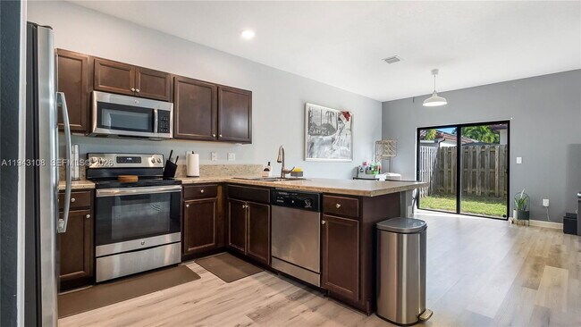 Building Photo - 140 SE 34th Terrace