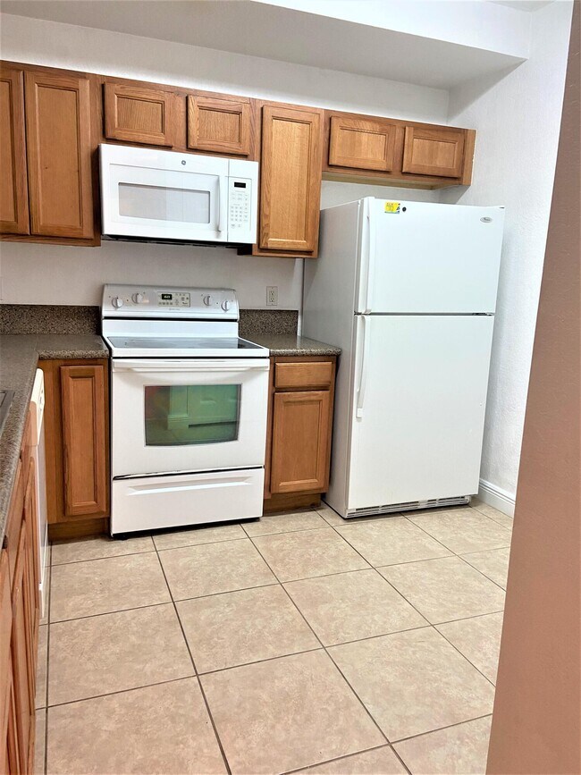 Foto del edificio - 4721 Lucerne Lakes Blvd E