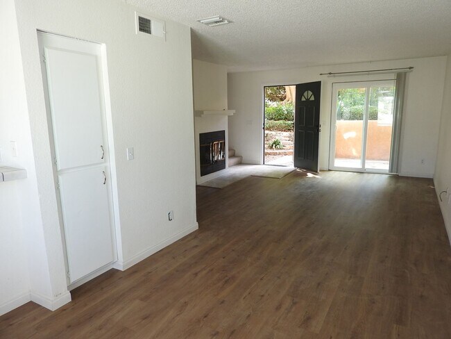 Foto del edificio - 2 BDR Townhome in Ocean Beach with 2 Car G...