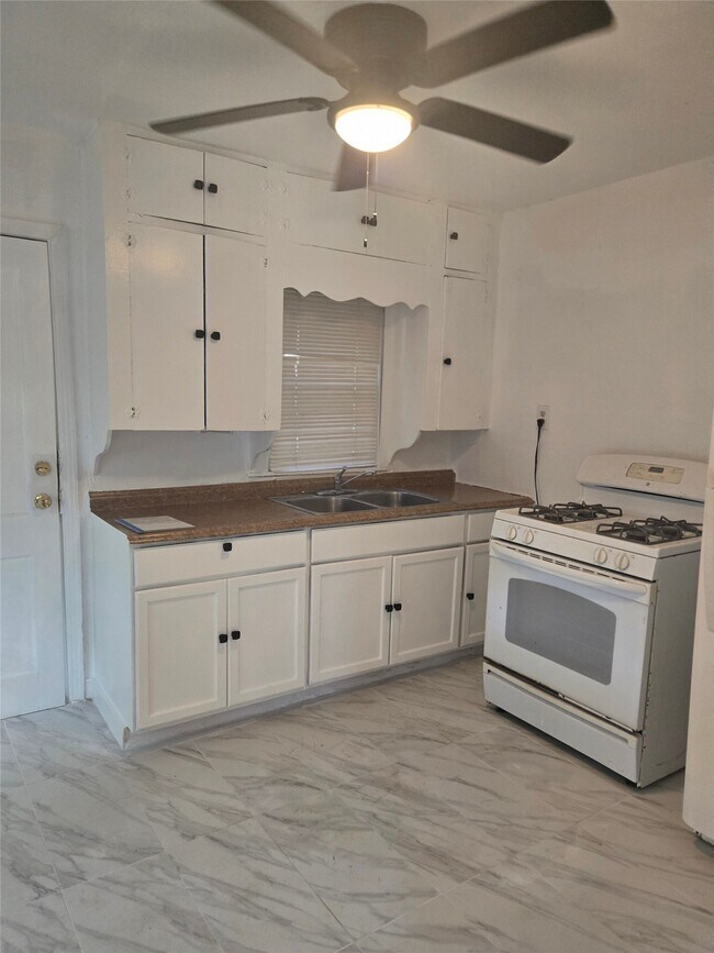 Building Photo - 1303 9th St